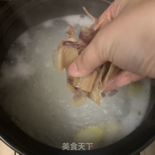 鱼头干鱿煲粥的做法步骤：4