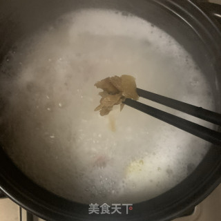鱼头干鱿煲粥的做法步骤：7