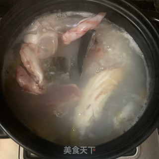 鱼头干鱿煲粥的做法步骤：9