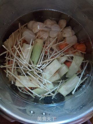 竹蔗矛根胡萝卜马蹄水的做法步骤：2