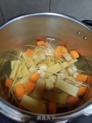竹蔗矛根胡萝卜马蹄水的做法步骤：4