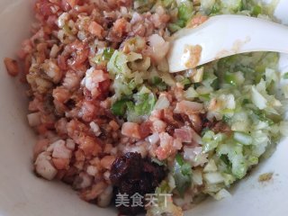 肉馅饺子的做法步骤：2