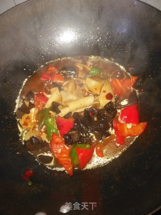双椒木耳炖腐皮的做法步骤：11