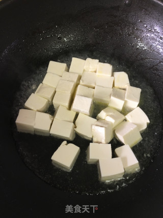 咸蛋黄虾仁豆腐的做法步骤：2