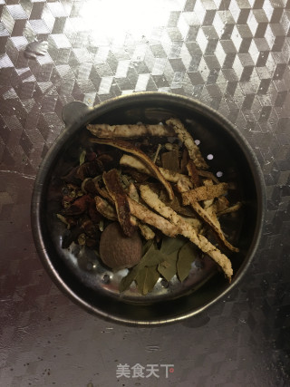 焖牛筋的做法步骤：3