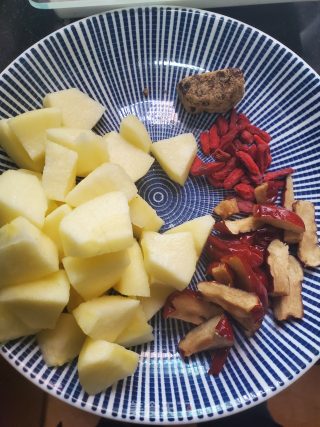 苹果红枣杞子饮的做法步骤：2