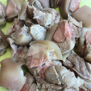 猪脚肉甜醋炖蛋的做法步骤：1