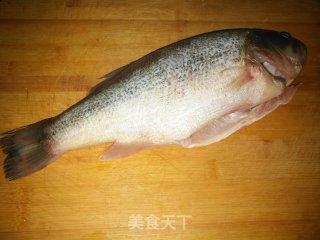 清蒸鲈鱼的做法步骤：1