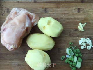 鸡肉炖土豆这样做想而不腻的做法步骤：1