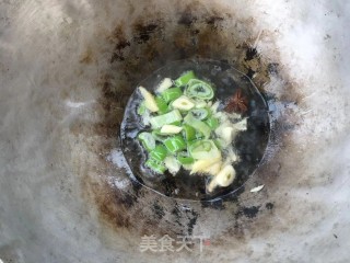 鸡肉炖土豆这样做想而不腻的做法步骤：2