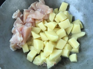 鸡肉炖土豆这样做想而不腻的做法步骤：3