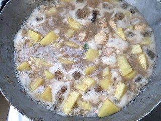 鸡肉炖土豆这样做想而不腻的做法步骤：4