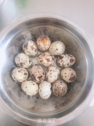 卤鹌鹑蛋的做法步骤：1