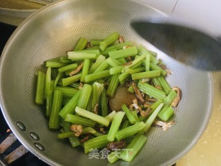 羊肉炒芹菜的做法步骤：4