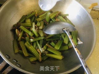 羊肉炒芹菜的做法步骤：5