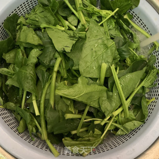猪油炒菠菜的做法步骤：1