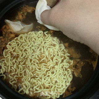 辣白菜泡面饺子锅的做法步骤：6