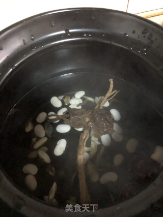 当归乌鸡汤的做法步骤：1