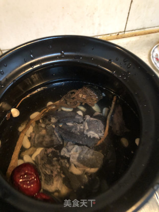 当归乌鸡汤的做法步骤：2