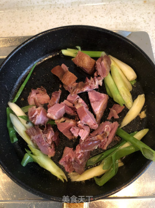 葱爆卤鸭的做法步骤：4