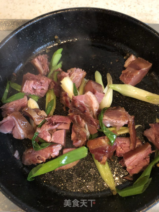 葱爆卤鸭的做法步骤：5
