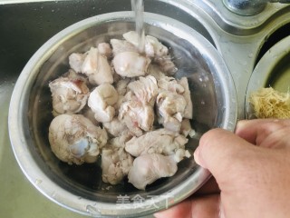 羔羊肉菌菇胡萝卜蒸汤的做法步骤：1
