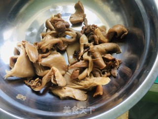 羔羊肉菌菇胡萝卜蒸汤的做法步骤：2