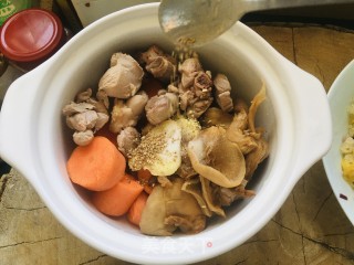 羔羊肉菌菇胡萝卜蒸汤的做法步骤：3