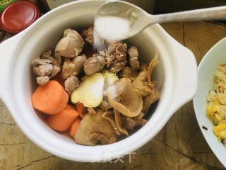 羔羊肉菌菇胡萝卜蒸汤的做法步骤：4