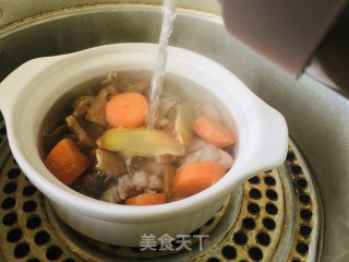 羔羊肉菌菇胡萝卜蒸汤的做法步骤：5
