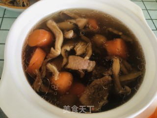 羔羊肉菌菇胡萝卜蒸汤的做法步骤：6