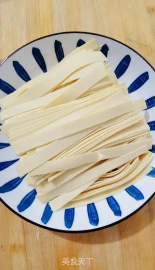 千豆腐炒韭菜的做法步骤：1