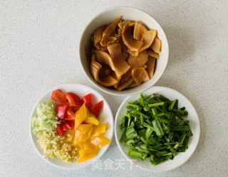 火麻仁鱿鱼炒韭菜的做法步骤：1