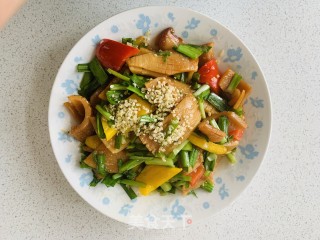 火麻仁鱿鱼炒韭菜的做法步骤：3
