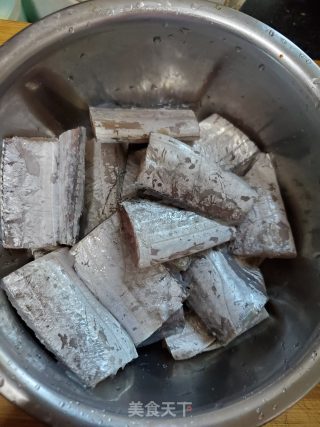 椒盐带鱼的做法步骤：1