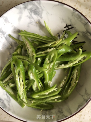 青椒煸炒烧腊的做法步骤：1