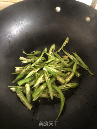 青椒煸炒烧腊的做法步骤：3