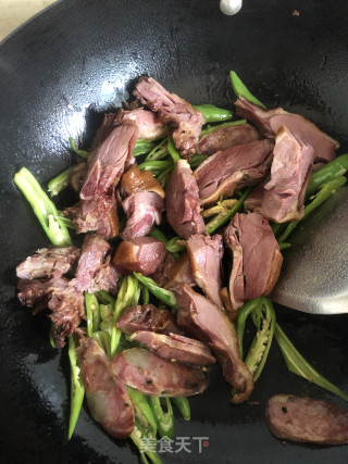 青椒煸炒烧腊的做法步骤：4