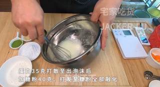 双色夹心饼干，甜蜜巧克力口感丰富，漂亮颜色带来浓浓新年气息。的做法步骤：1
