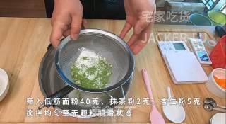双色夹心饼干，甜蜜巧克力口感丰富，漂亮颜色带来浓浓新年气息。的做法步骤：3