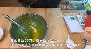 双色夹心饼干，甜蜜巧克力口感丰富，漂亮颜色带来浓浓新年气息。的做法步骤：5