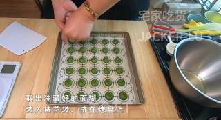 双色夹心饼干，甜蜜巧克力口感丰富，漂亮颜色带来浓浓新年气息。的做法步骤：7