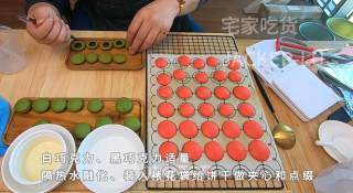 双色夹心饼干，甜蜜巧克力口感丰富，漂亮颜色带来浓浓新年气息。的做法步骤：12