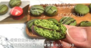 双色夹心饼干，甜蜜巧克力口感丰富，漂亮颜色带来浓浓新年气息。的做法步骤：15