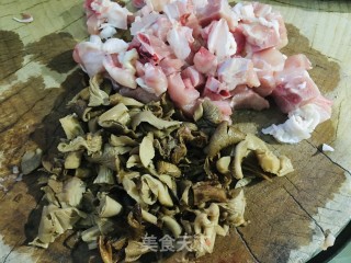 鸡肉蘑菇面的做法步骤：2