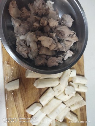 山药炖鸡肉的做法步骤：1
