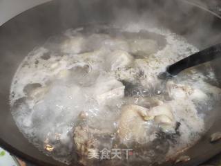 土豆炖鸡肉的做法步骤：1