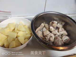 土豆炖鸡肉的做法步骤：2