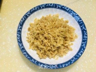 咸菜炒黄豆的做法步骤：1