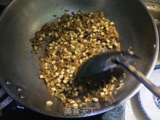 咸菜炒黄豆的做法步骤：6